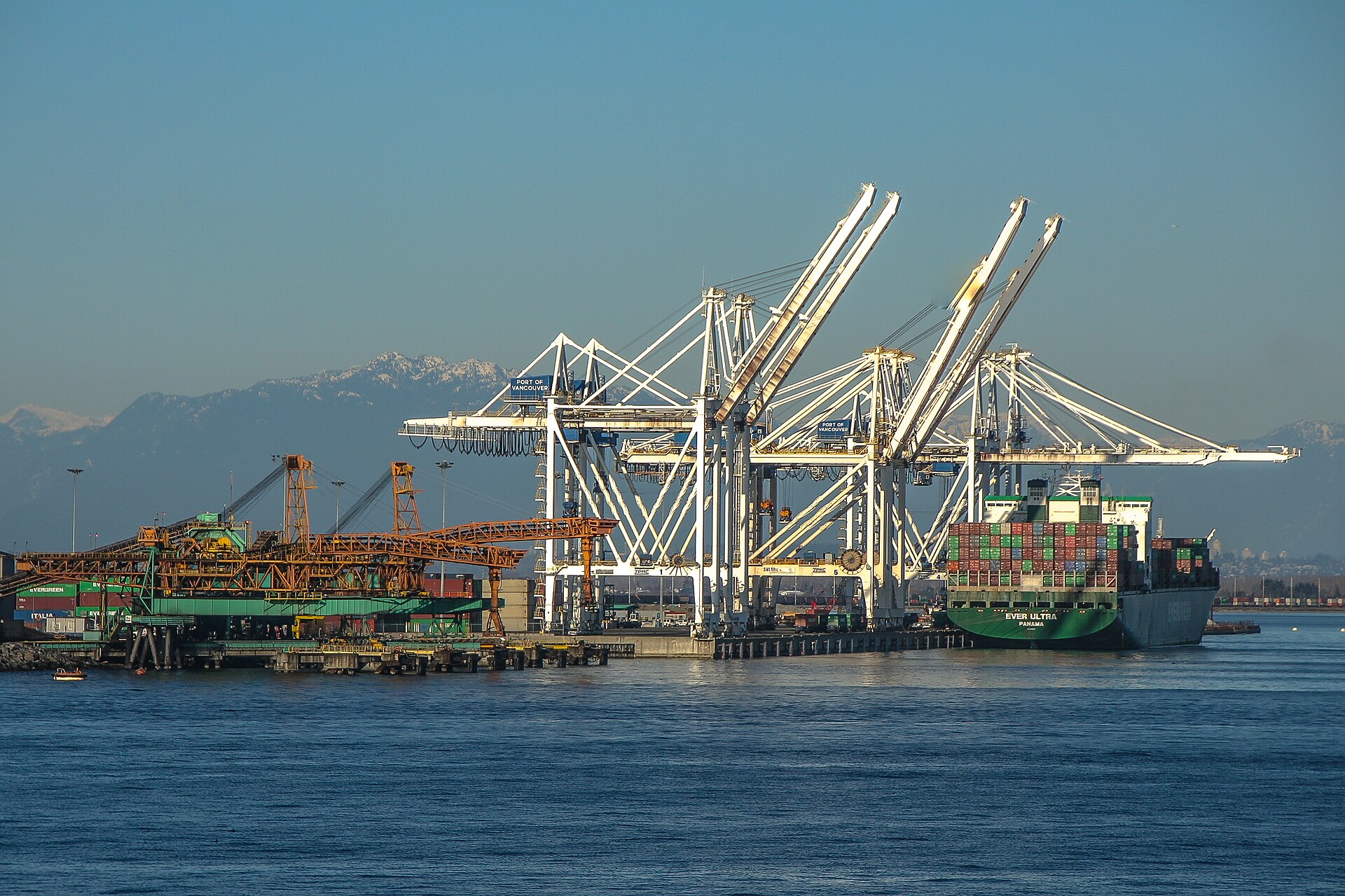 Grues de chargement de navires au port