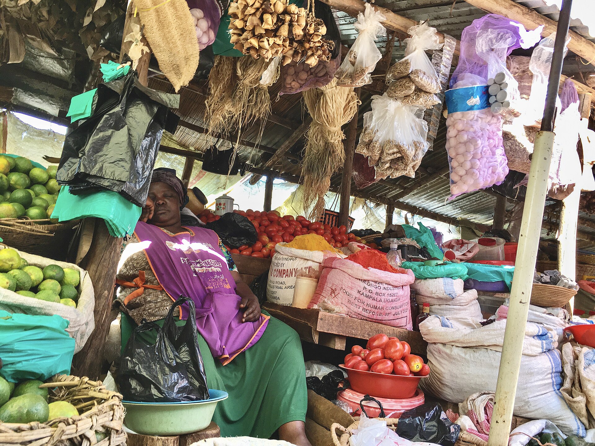 Marché de produits frais et d'épices au Cameroun