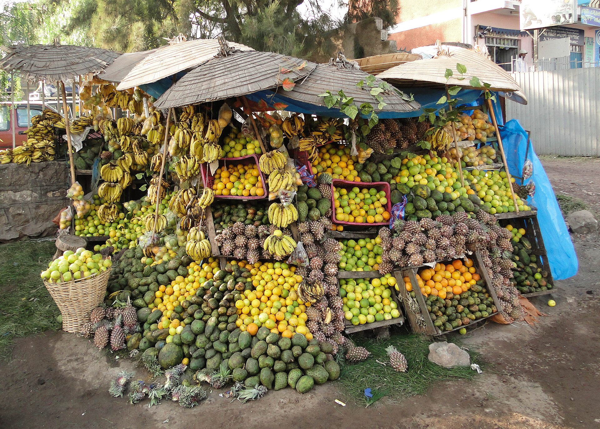 Étal de fruits et légumes frais
