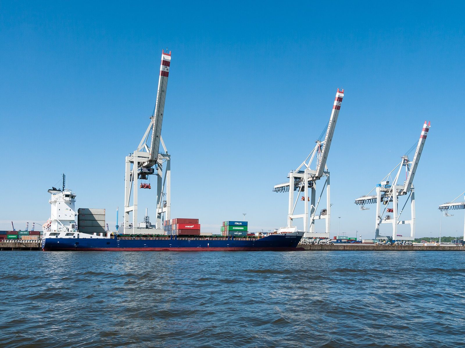 Porte-conteneurs et portiques de manutention au terminal à conteneurs, fret maritime VIE TRANSIT