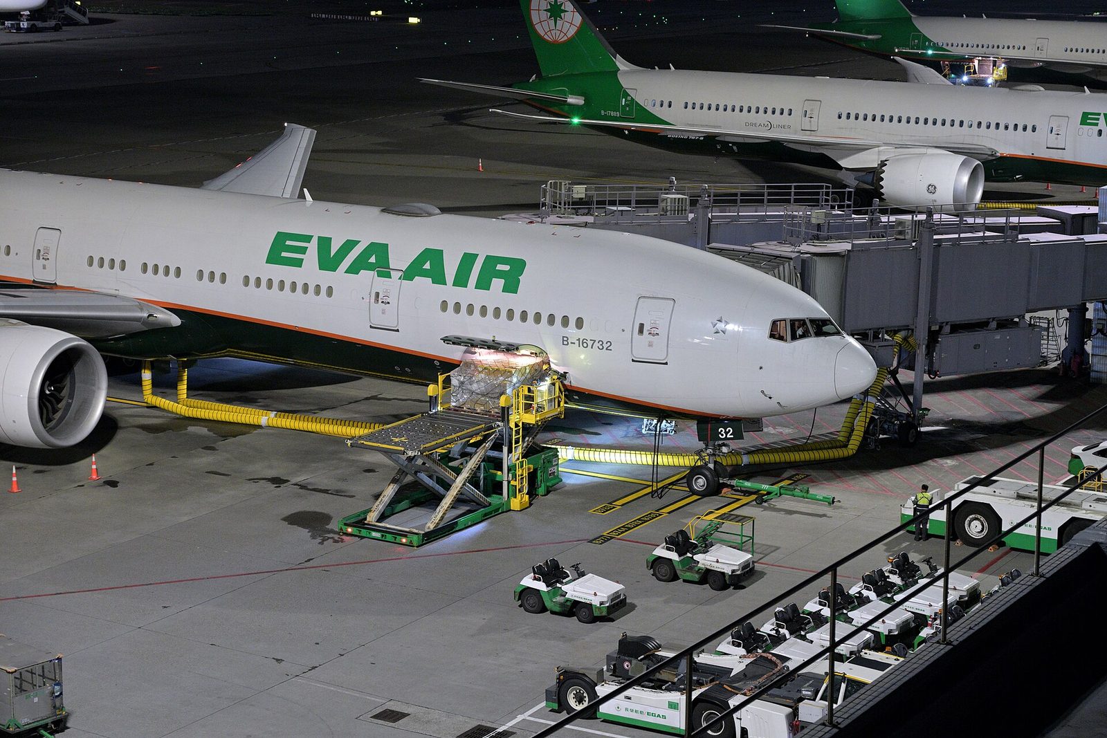 Chargement de palettes de fret dans un avion cargo, fret aérien import export Cameroun