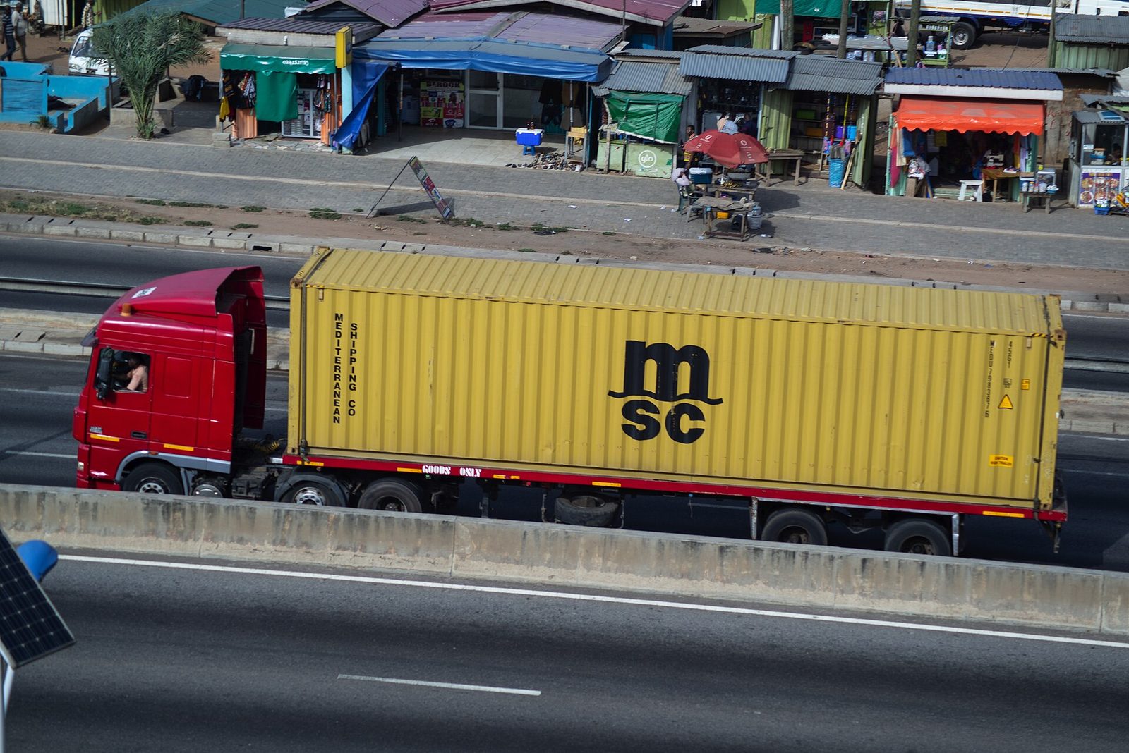 Camion transportant un conteneur maritime sur route, transport routier en zone CEMAC