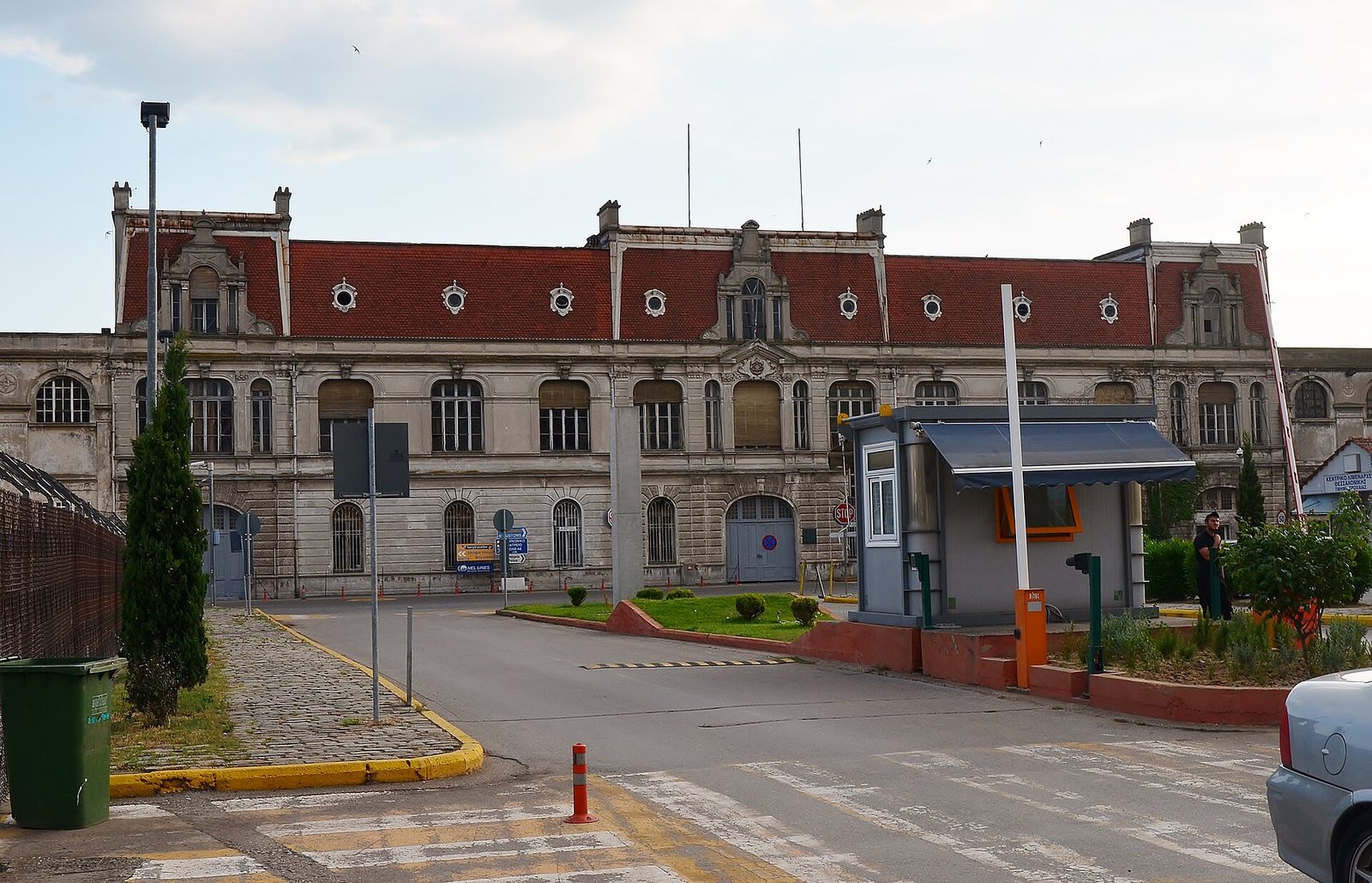 Bâtiment des douanes et de l'autorité portuaire, dédouanement et transit à Douala