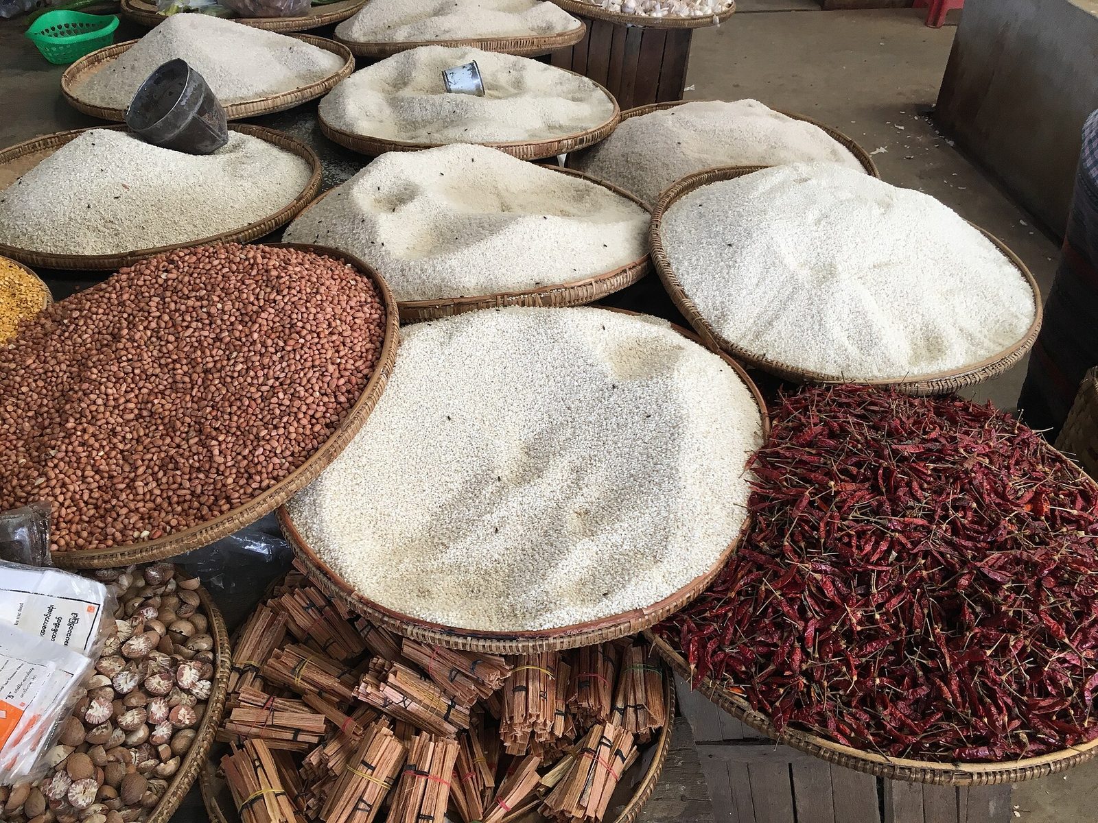Épices, céréales et piments sur un étal de marché, export d'épices du Cameroun